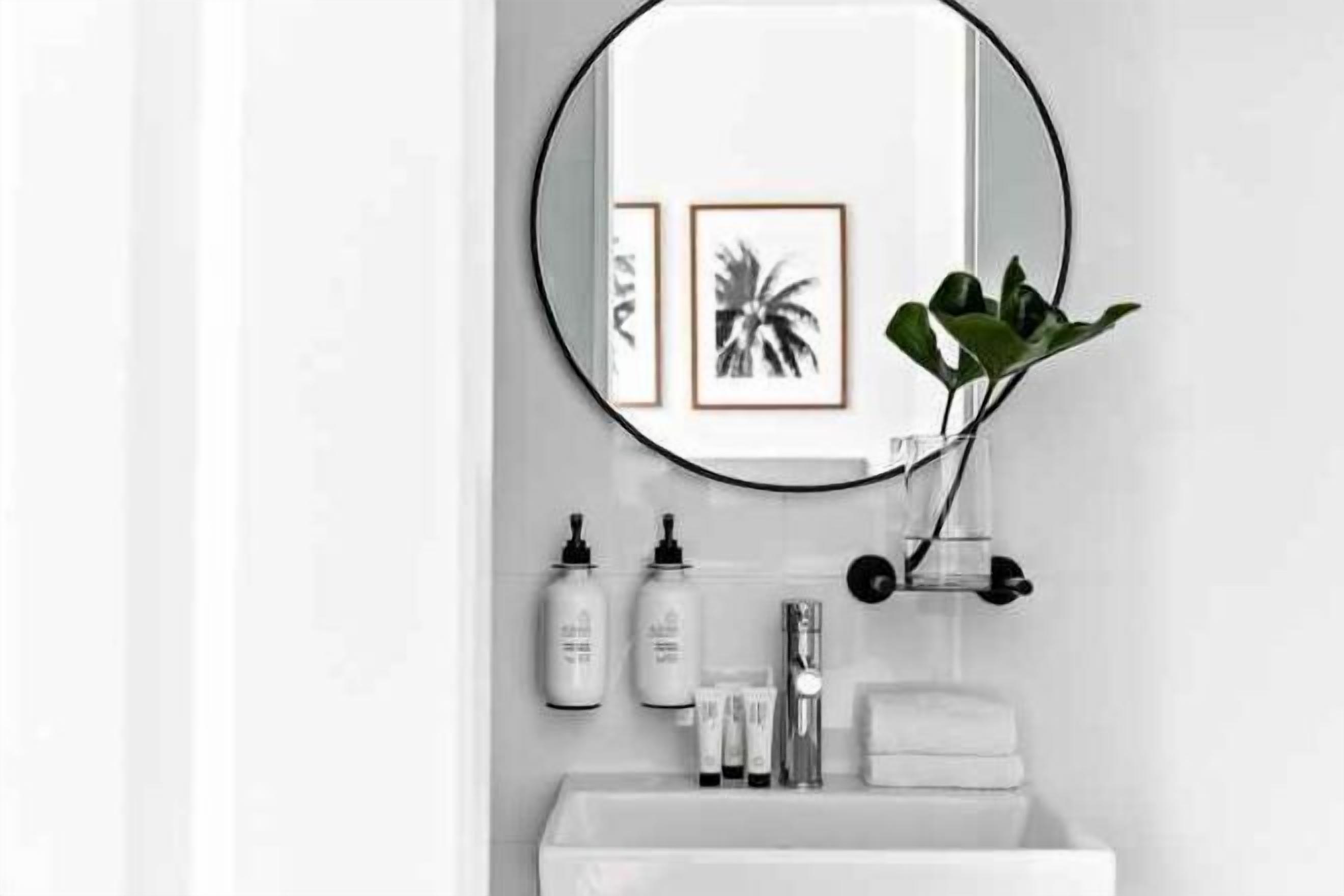 حمام | تجهيزات دش، مستلزمات مجانية للعناية الشخصية، مجففات شعر، مناشف