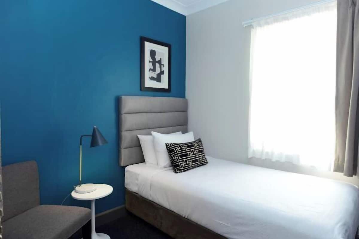 Literie de qualité supérieure, surmatelas, fer et planche à repasser