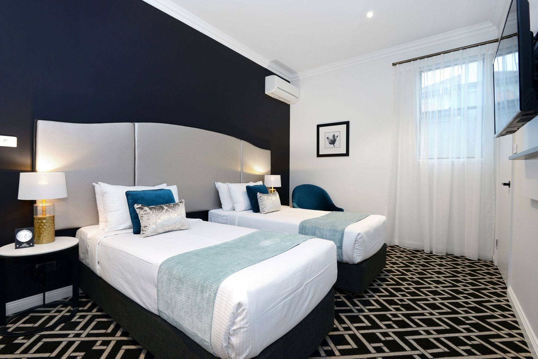 高档床上用品、办公桌、笔记本 电脑工作区、遮光窗帘