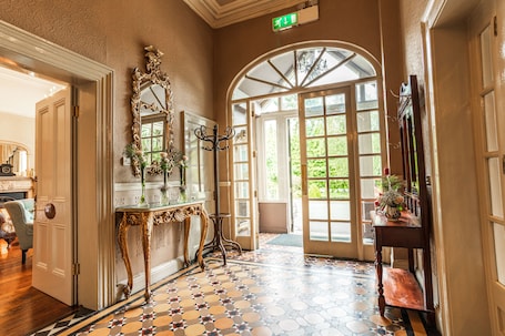 Se sirven desayunos, almuerzos y cenas; cocina irlandesa