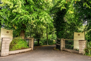 Property entrance - Summerhill House Hotel (Enniskerry)