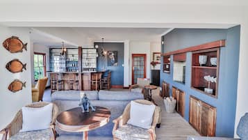 3 bars/lounges