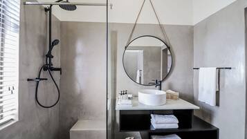 Standard Garden View Room | Bathroom | Free toiletries, hair dryer, bathrobes, towels
