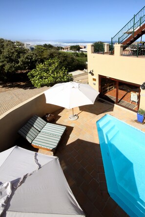 Piscina externa sazonal, guarda-sóis, espreguiçadeiras