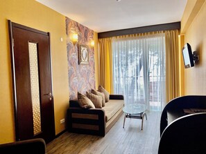 أغطية فراش متميزة وميني بار وخزنة داخل الغرفة ومكتب