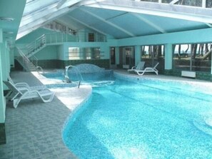 من حمّامات السباحة المغطاة، مقاعد للتشمس