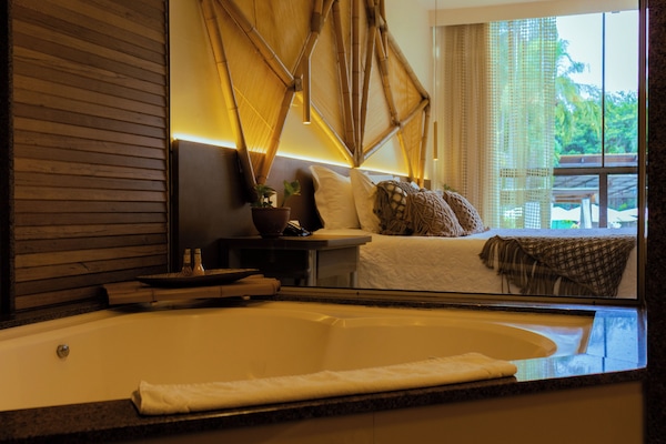 Suite Deluks | Minibar, brankas, meja kerja, dan ruang kerja ramah laptop