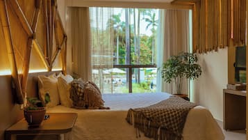 Phòng Suite Deluxe | Minibar, két bảo mật tại phòng, bàn