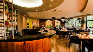 2 bares o lounges, pub gastronómico