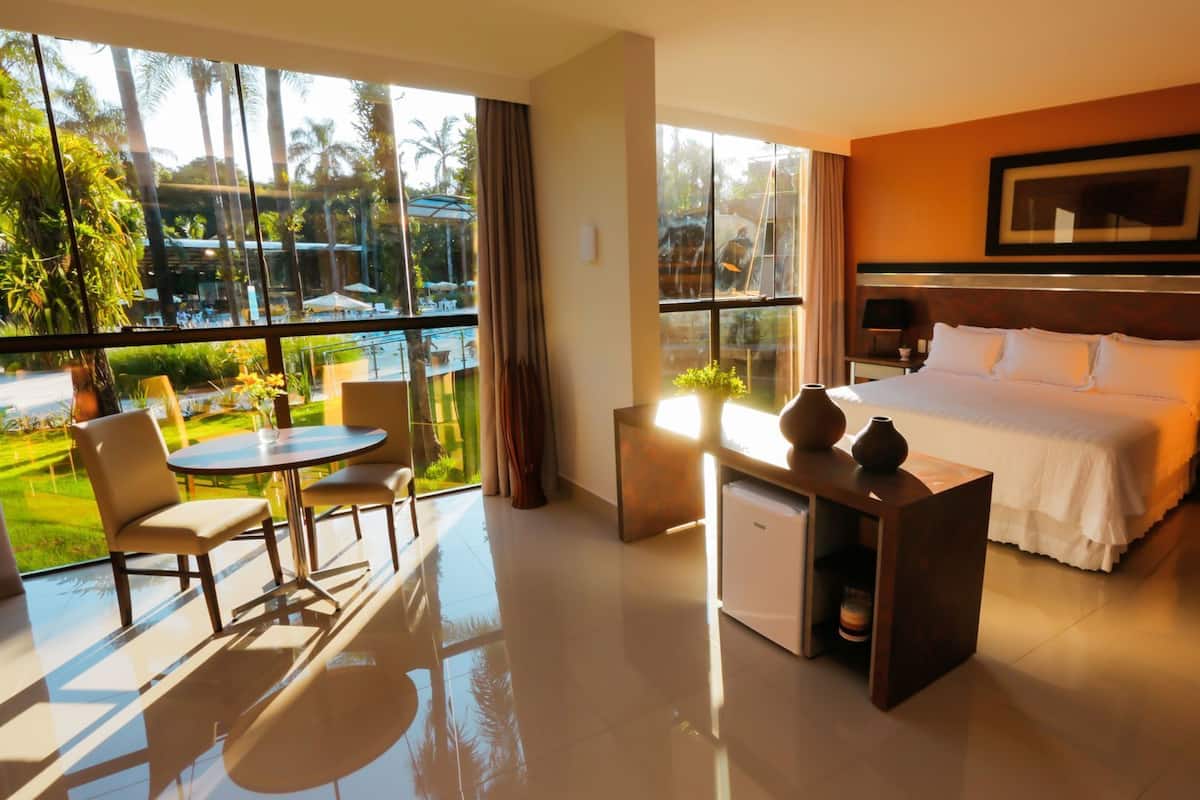 Frigobar, cofres nos quartos, escrivaninha