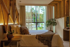 Deluxe Suite | Minibar, in-room safe, desk, laptop workspace - Vivaz Cataratas Hotel & Resort (Foz do Iguaçu)