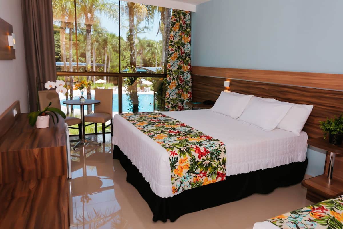 Frigobar, cofres nos quartos, escrivaninha