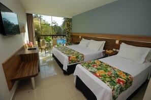 Rom – deluxe, bassengutsikt | Minibar, safe på rommet, skrivebord og skrivebord for bærbar PC