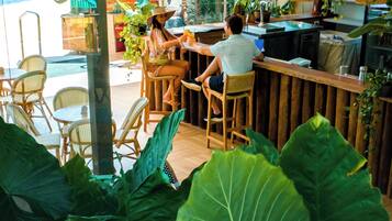 Bar tepi kolam renang