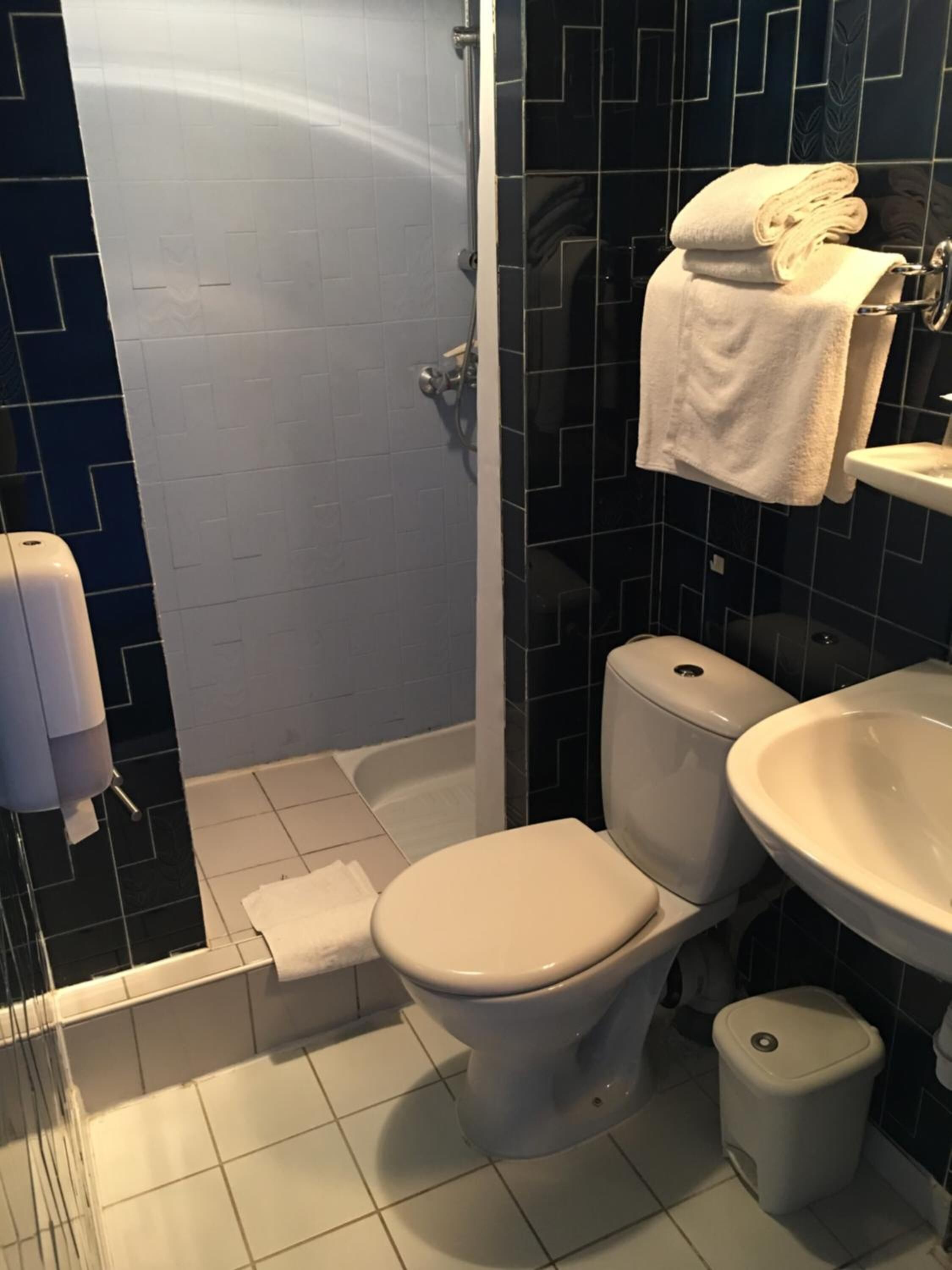 shower, rainfall showerhead, free toiletries, hair dryer