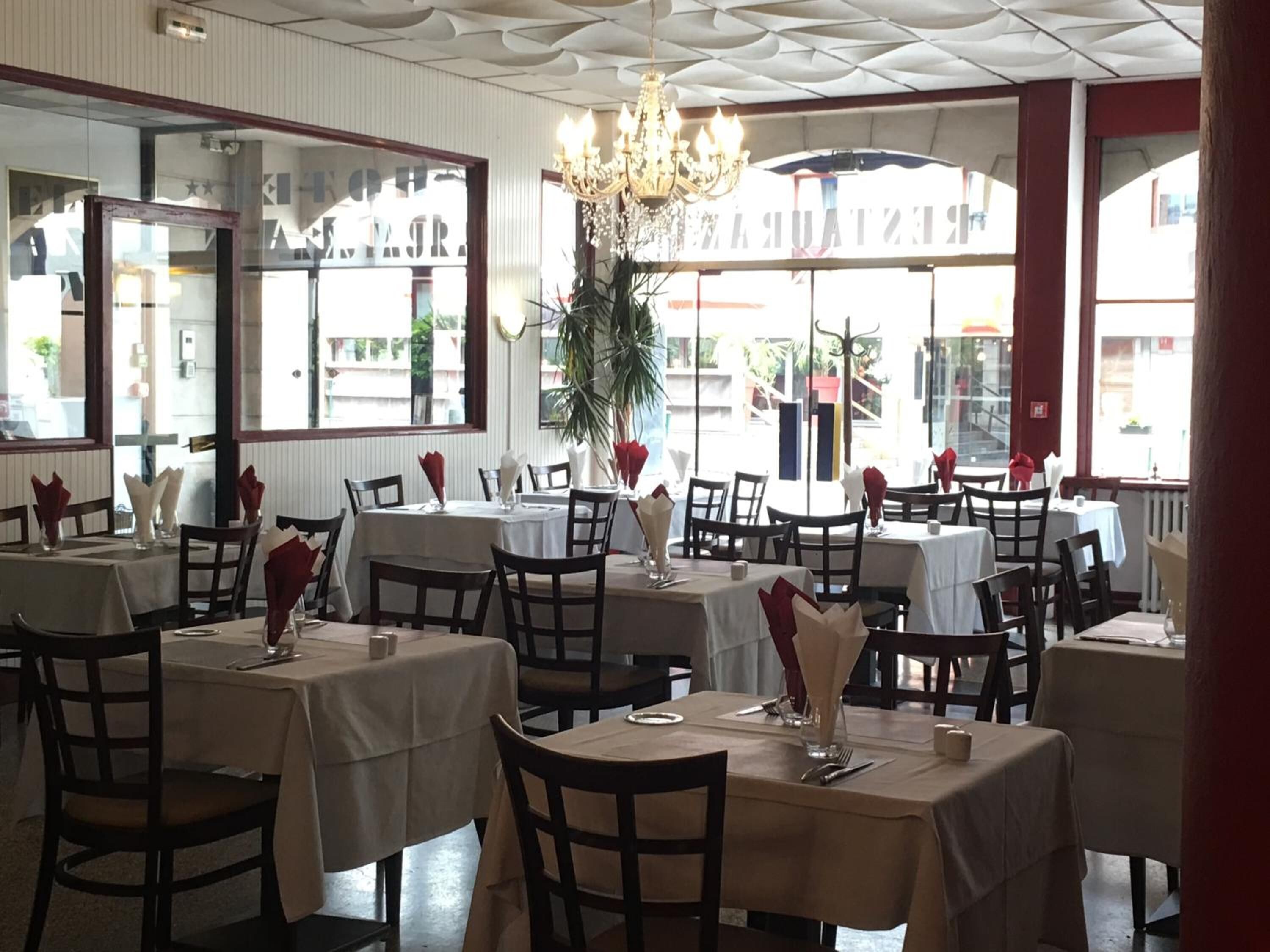 Petit déjeuner et déjeuner servis sur place, restauration en plein air 