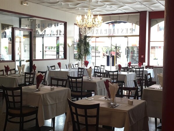 供应早餐、午餐和晚餐，室外就餐