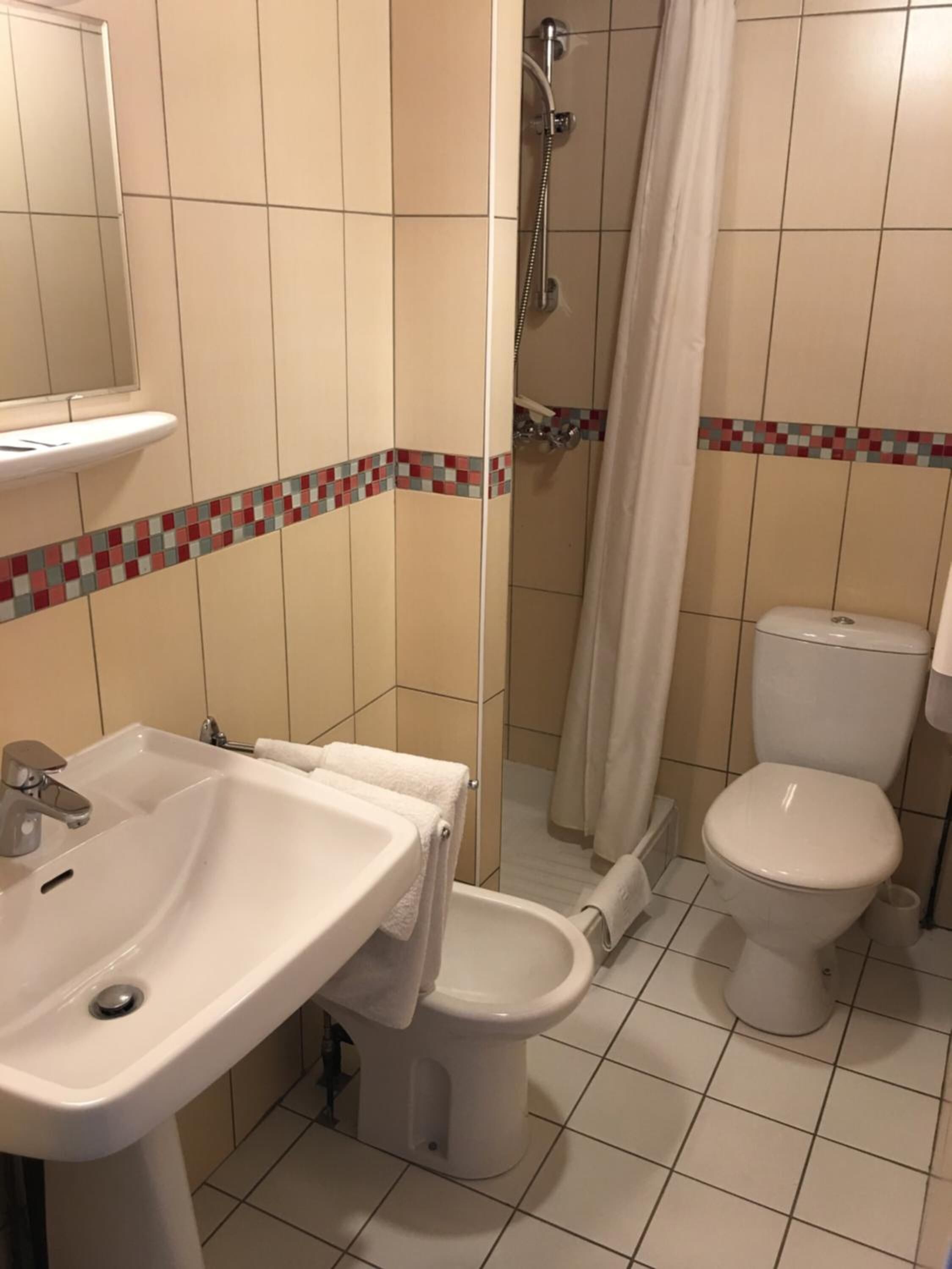 shower, rainfall showerhead, free toiletries, hair dryer