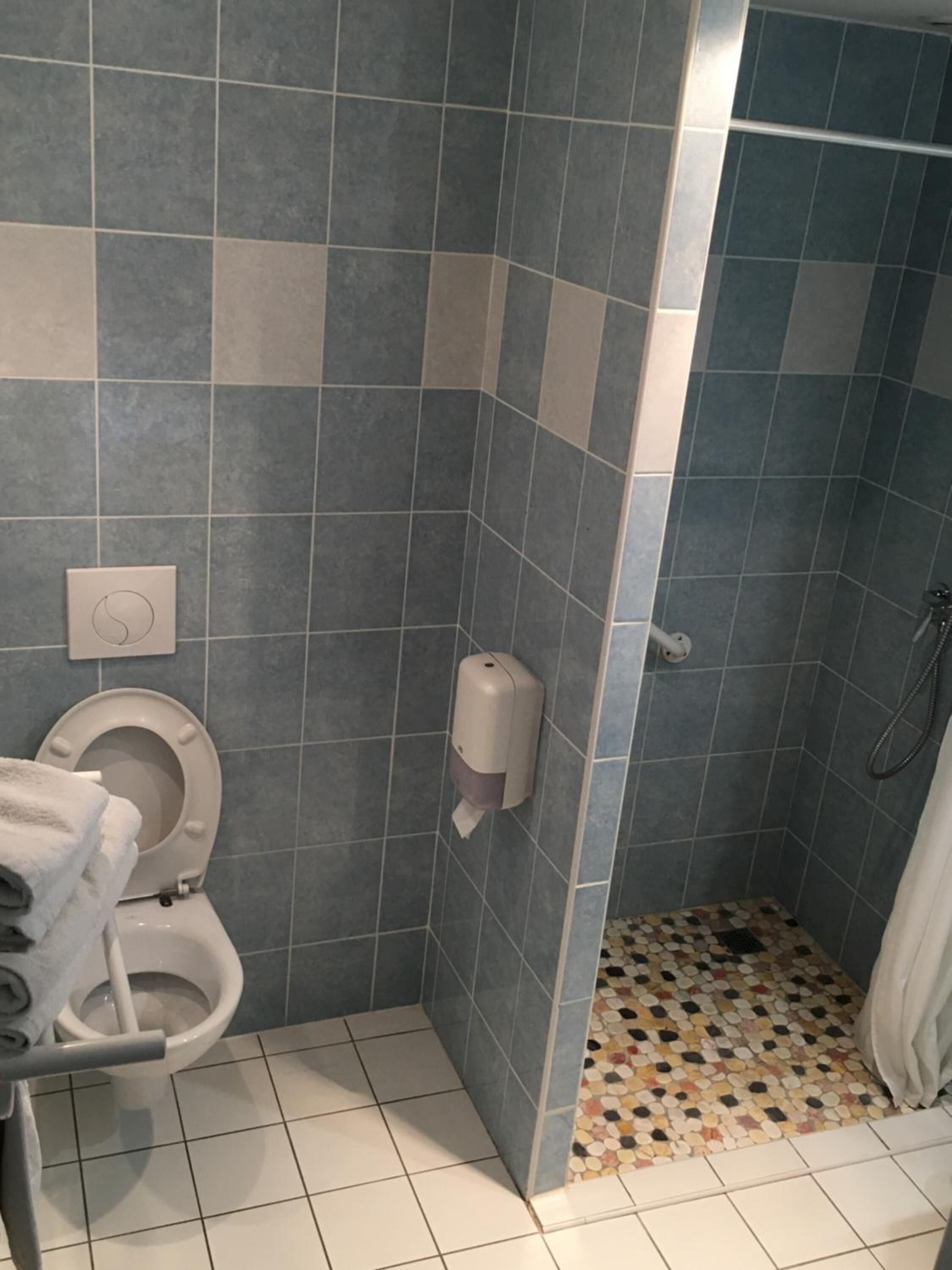 shower, rainfall showerhead, free toiletries, hair dryer