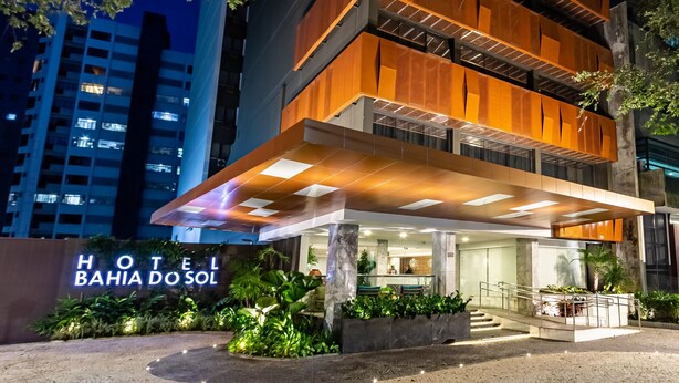 Bagian depan properti - sore/malam