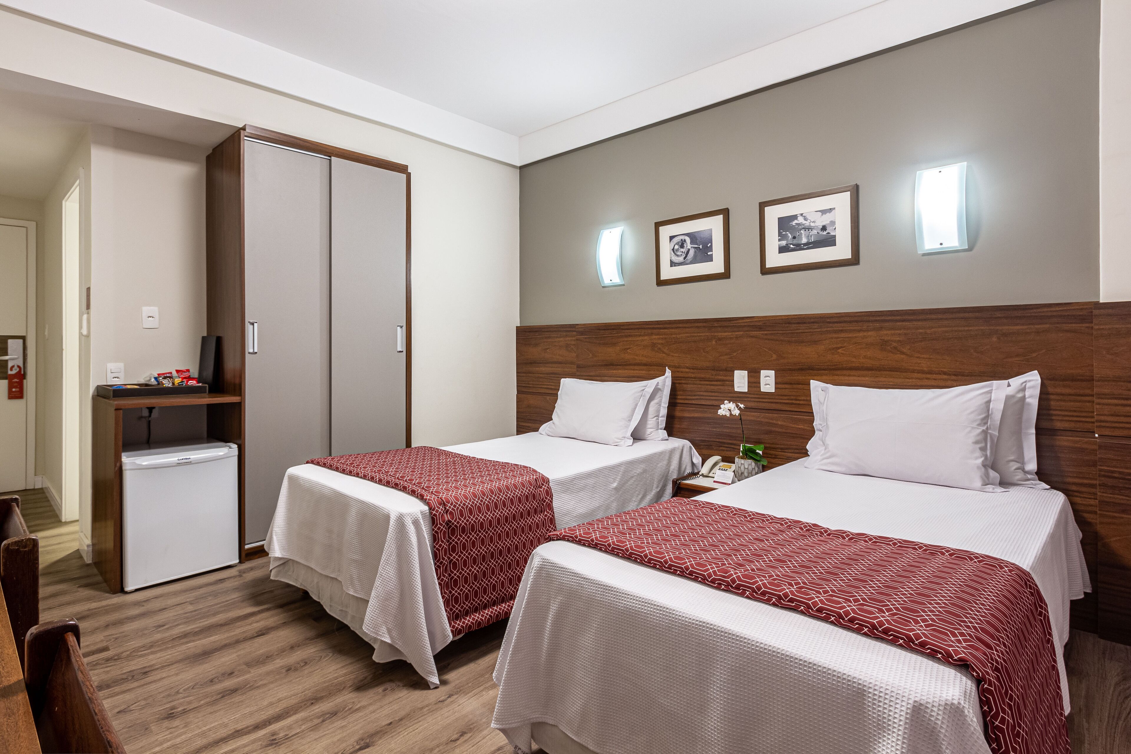 standard room, 2 single beds | in-room safe, desk, blackout curtains, soundproofing