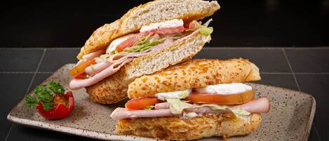 Un sándwich con varias capas de ingredientes sobre un plato.