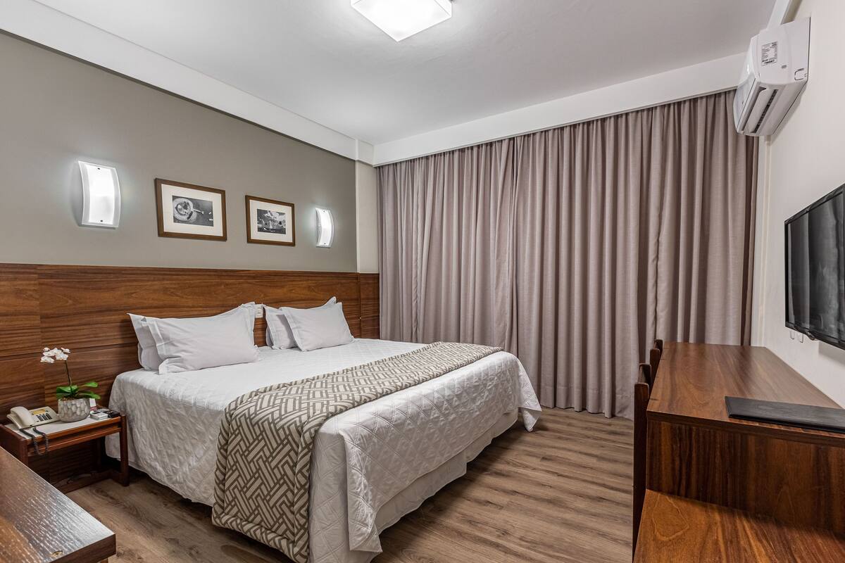 Standard Room | In-room safe, desk, blackout drapes, soundproofing