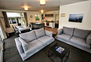 Køleskab, mikrobølgeovn, kaffe-/temaskine, elkedel