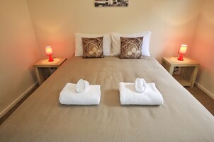 Tabla de planchar con plancha, wifi gratis y ropa de cama 