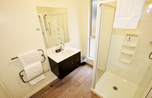 Shower, hydromassage showerhead, free toiletries, hair dryer - Franz Alpine Retreat (Franz Josef Glacier)