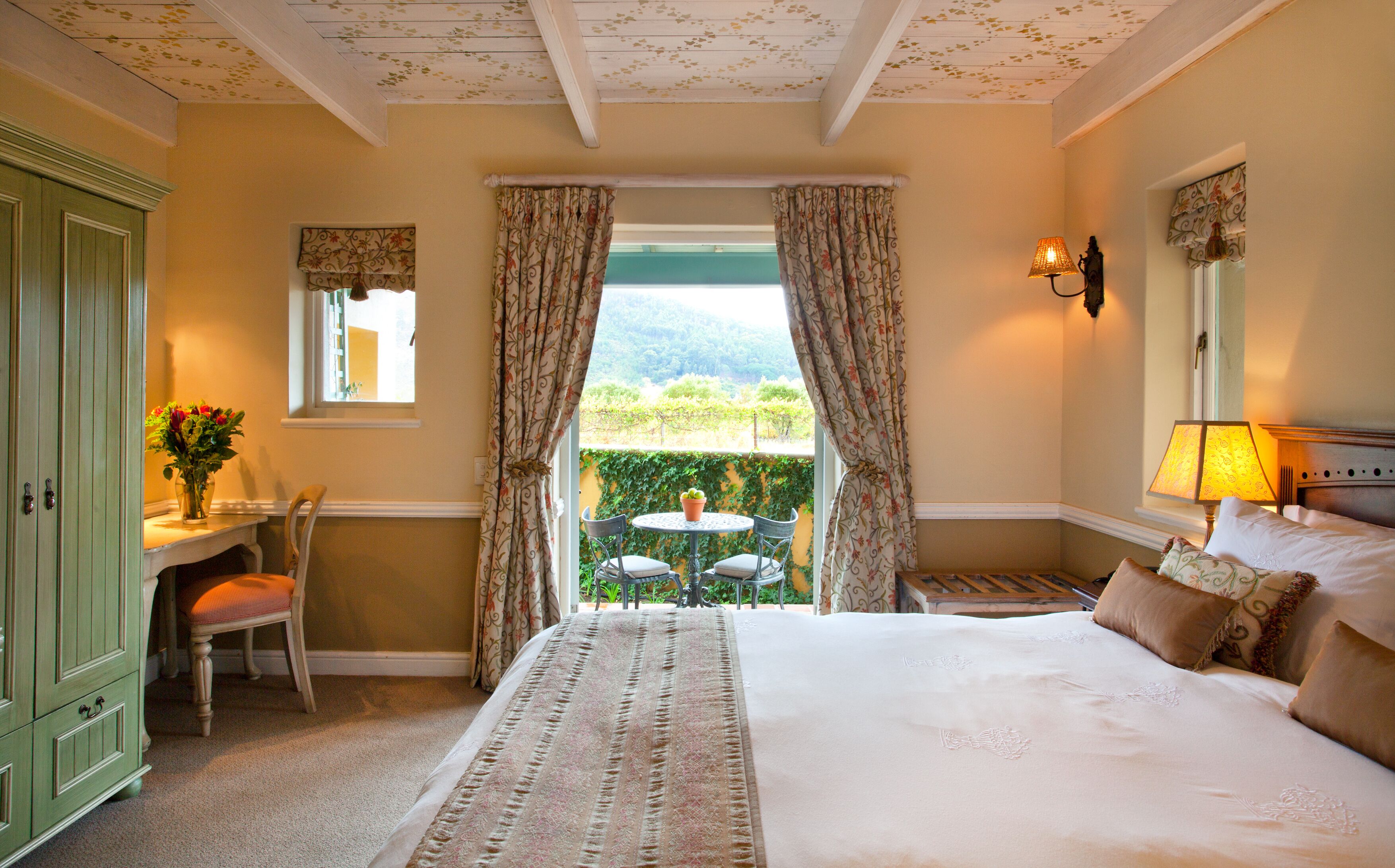 Luxe beddengoed, pillowtop-bedden, een minibar, een kluis op de kamer