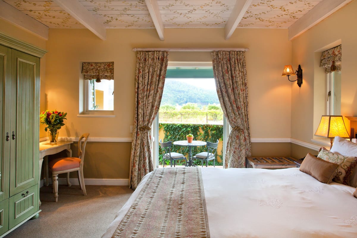 Luxe beddengoed, pillowtop-bedden, een minibar, een kluis op de kamer