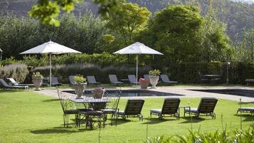 2 piscine all'aperto, lettini