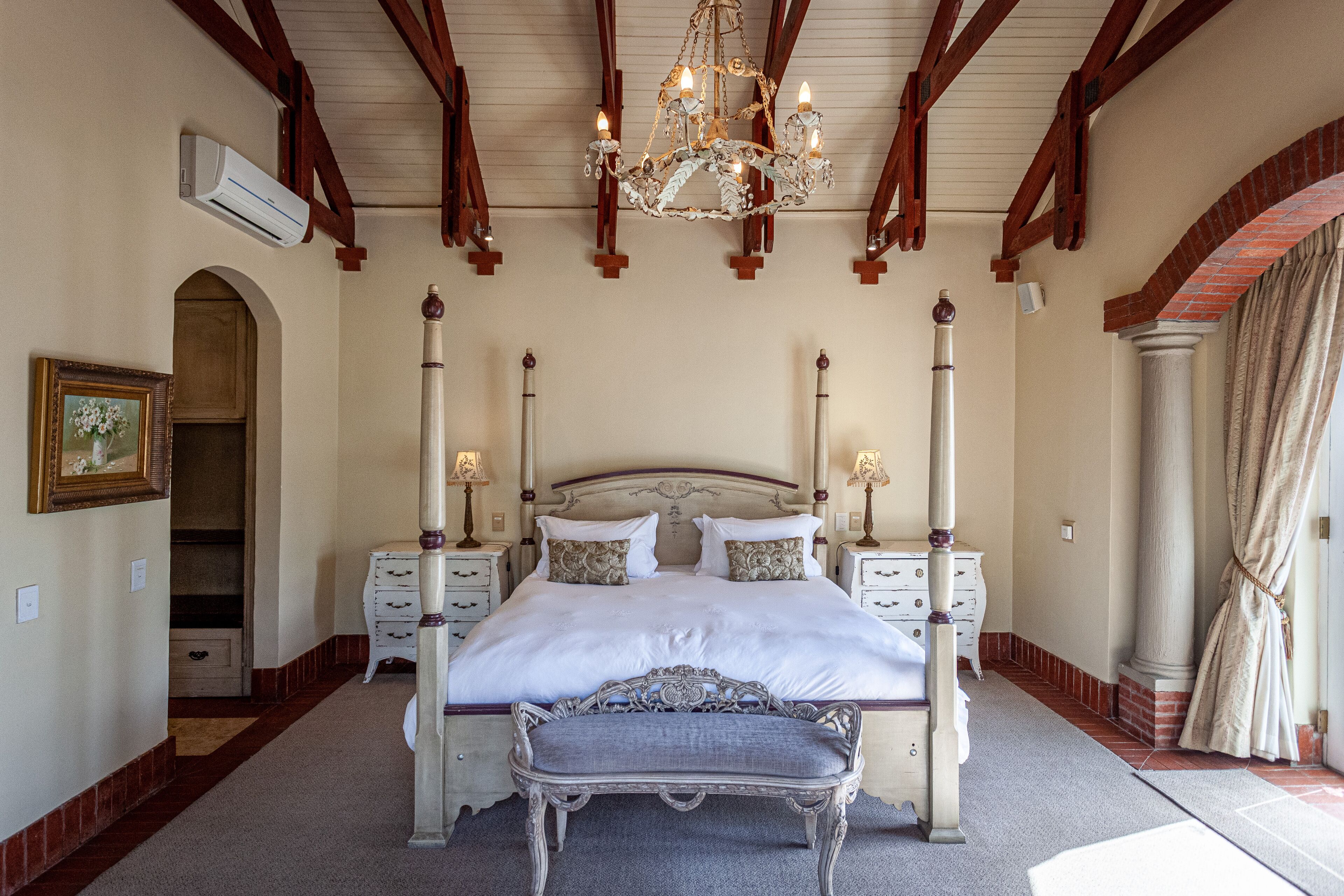 Villa Suite | Ylelliset vuodevaatteet, pillowtop-patjalliset sängyt, minibaari