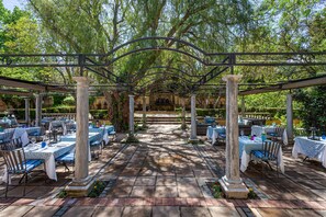 Petit déjeuner, déjeuner et dîner servis sur place