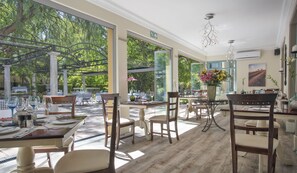 Frokost, lunsj og middag serveres