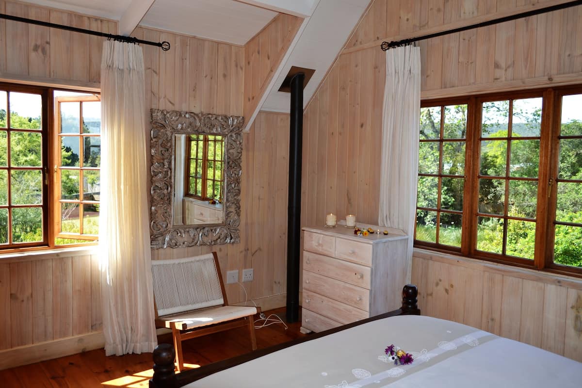 Superior-Ferienhaus (Fully Equipped, Self Catering) | Blick auf den Garten