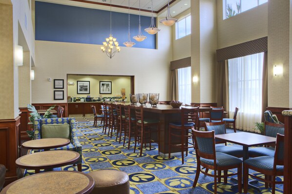Free daily buffet breakfast - Hampton Inn & Suites Ridgecrest (Ridgecrest)