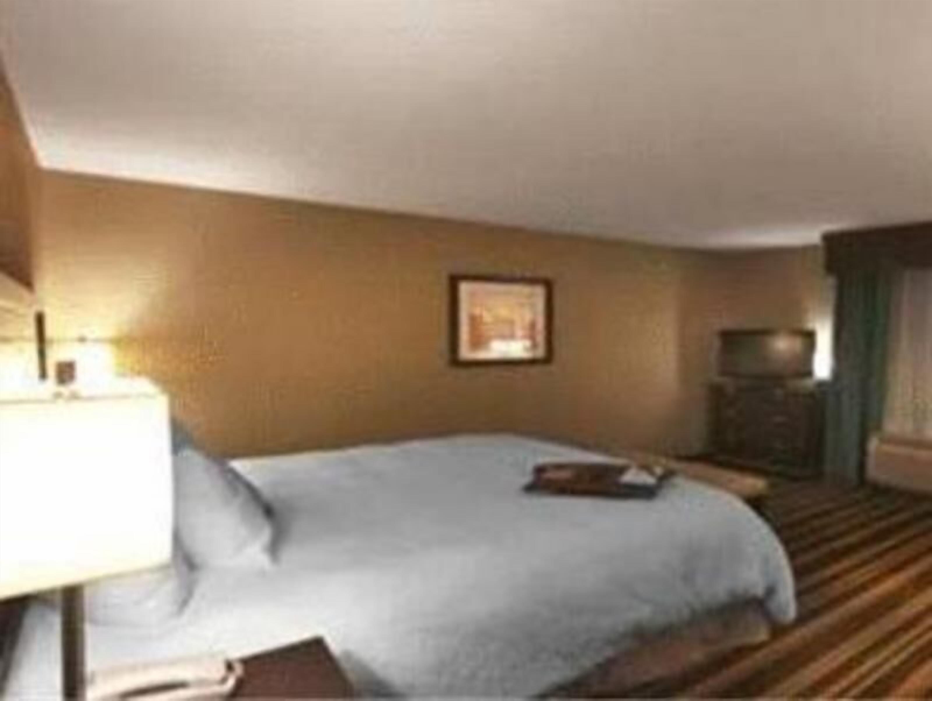 In-room safe, desk, laptop workspace, soundproofing