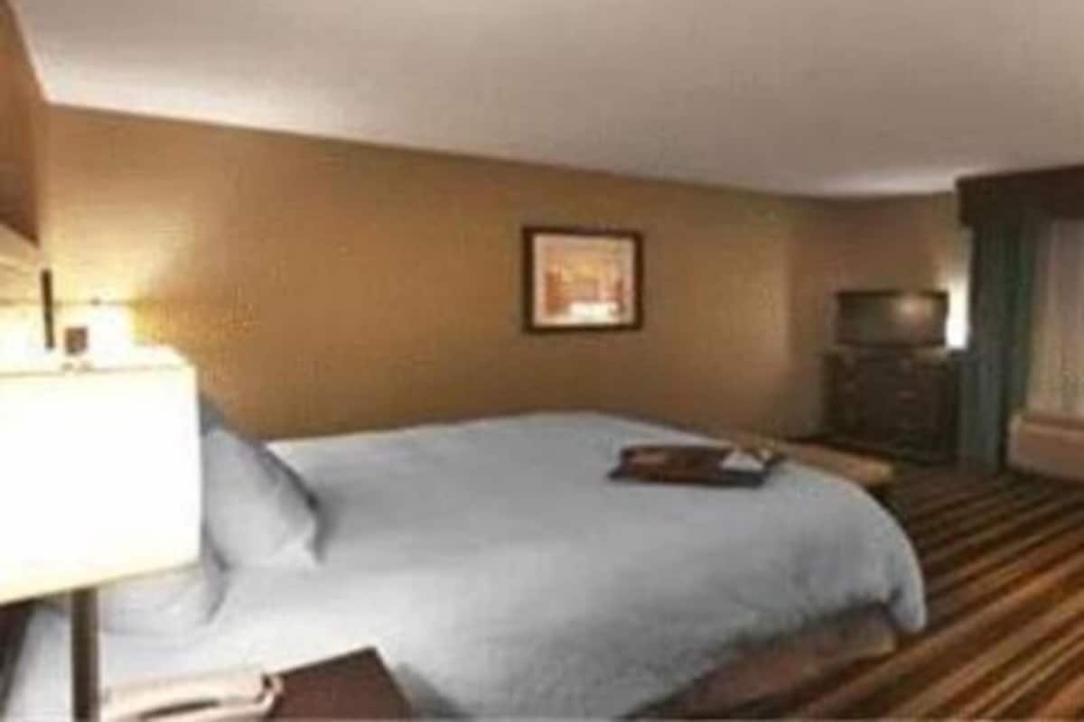 In-room safe, desk, laptop workspace, soundproofing