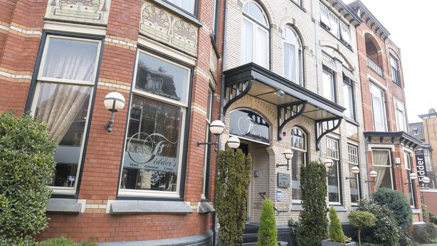 A historic building with large windows, a prominent sign for 'Riddler's Hotel', and traditional architectural details. - Hotel Fidder - Patrick's Whiskybar (Zwolle)