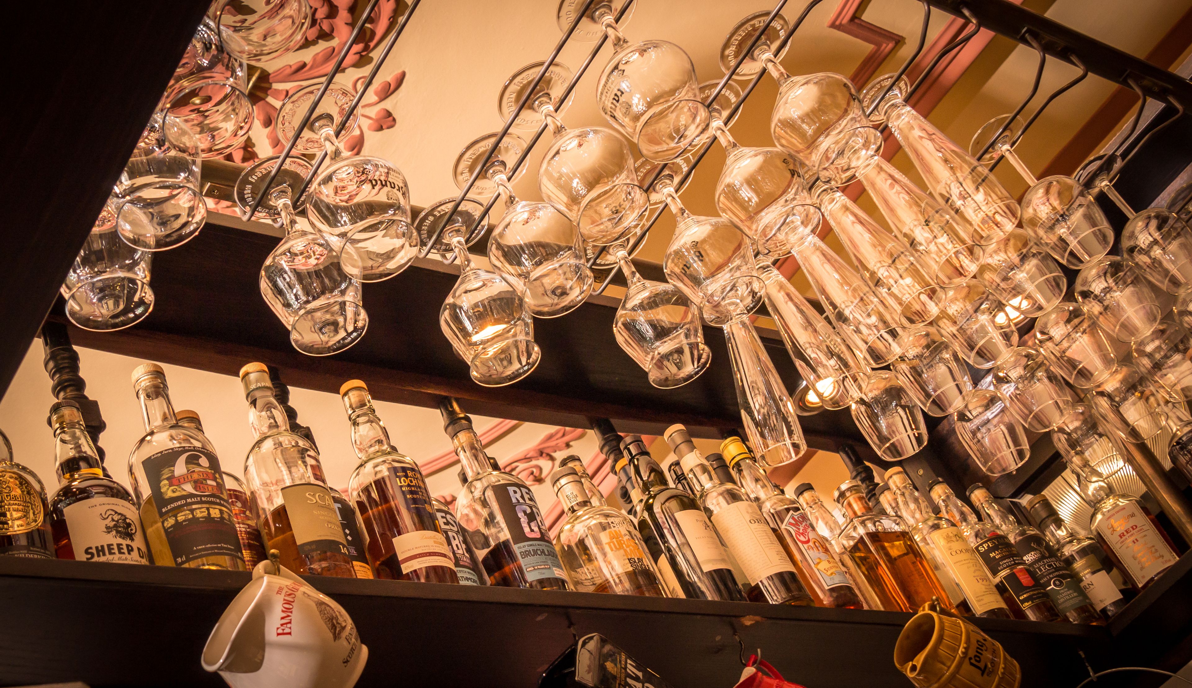 al fresco dining, serves lunch and dinner