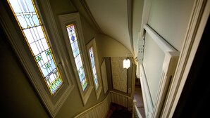 A staircase with ornate railings and stained glass windows. - Hotel Fidder - Patrick's Whiskybar (Zwolle)