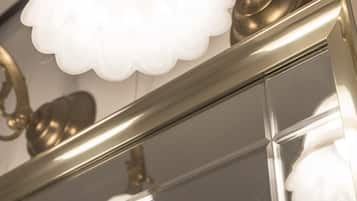 Een badkamer wastafel met spiegel en verlichting.