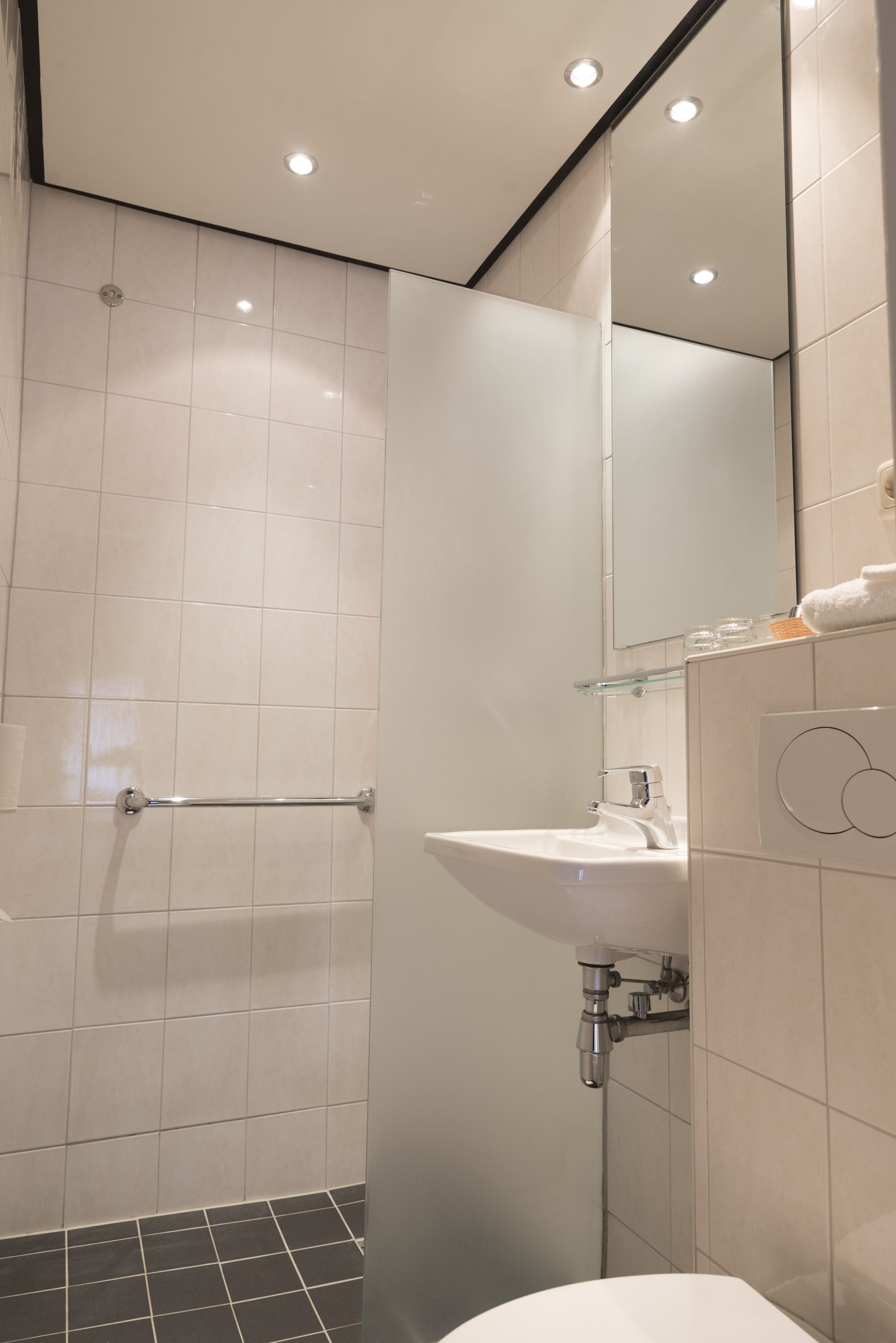 double room | bathroom | free toiletries, hair dryer, bathrobes, slippers