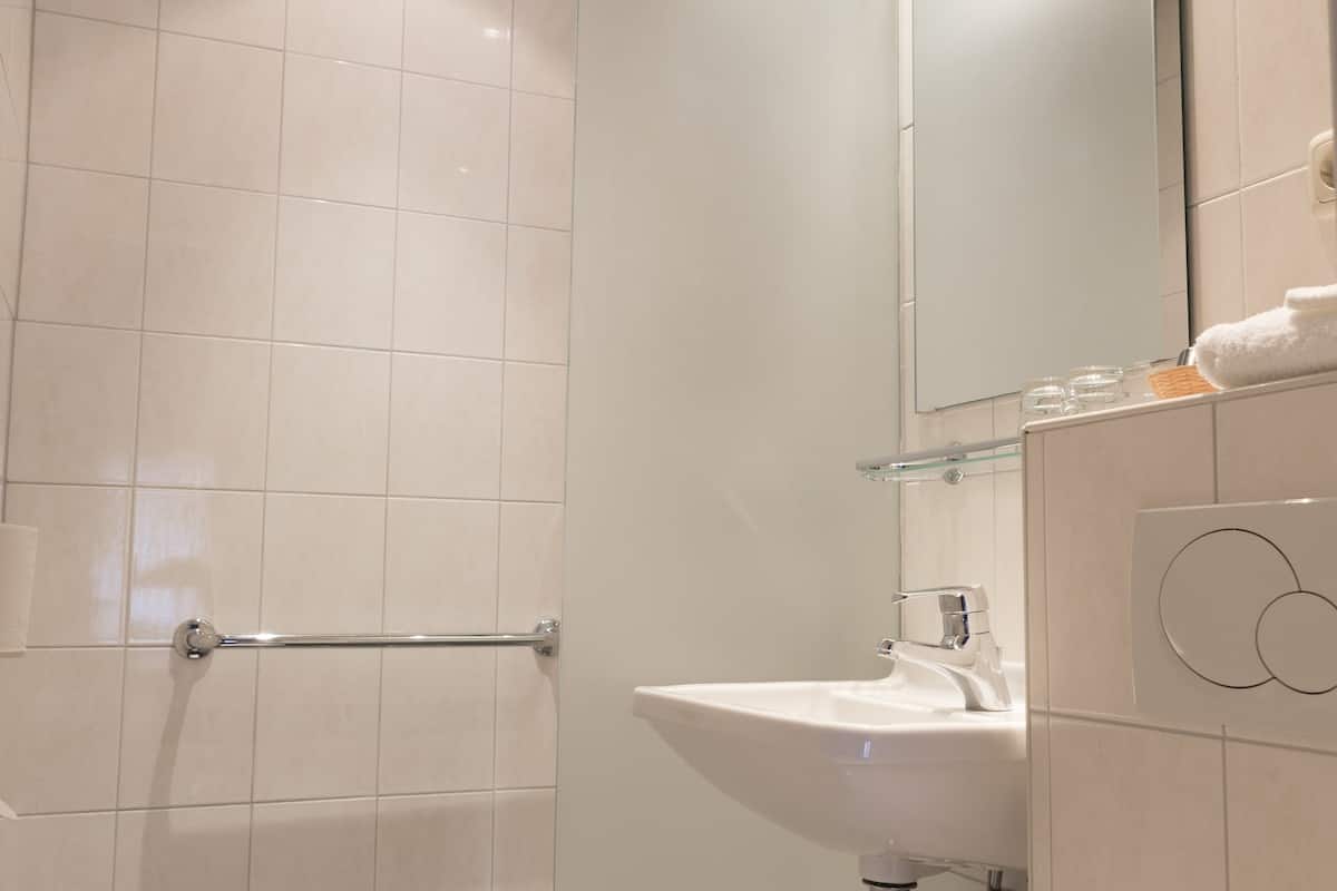double room | bathroom | free toiletries, hair dryer, bathrobes, slippers