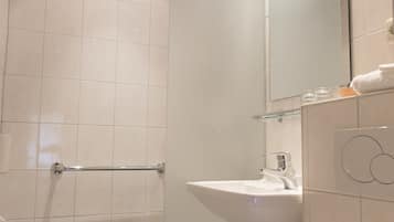 Camera doppia | Bagno | Set di cortesia gratuito, asciugacapelli, accappatoio, pantofole