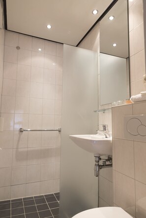 Camera doppia | Bagno | Set di cortesia gratuito, asciugacapelli, accappatoio, pantofole