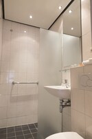 Doppelzimmer | Badezimmer | Kostenlose Toilettenartikel, Haartrockner, Bademäntel, Hausschuhe