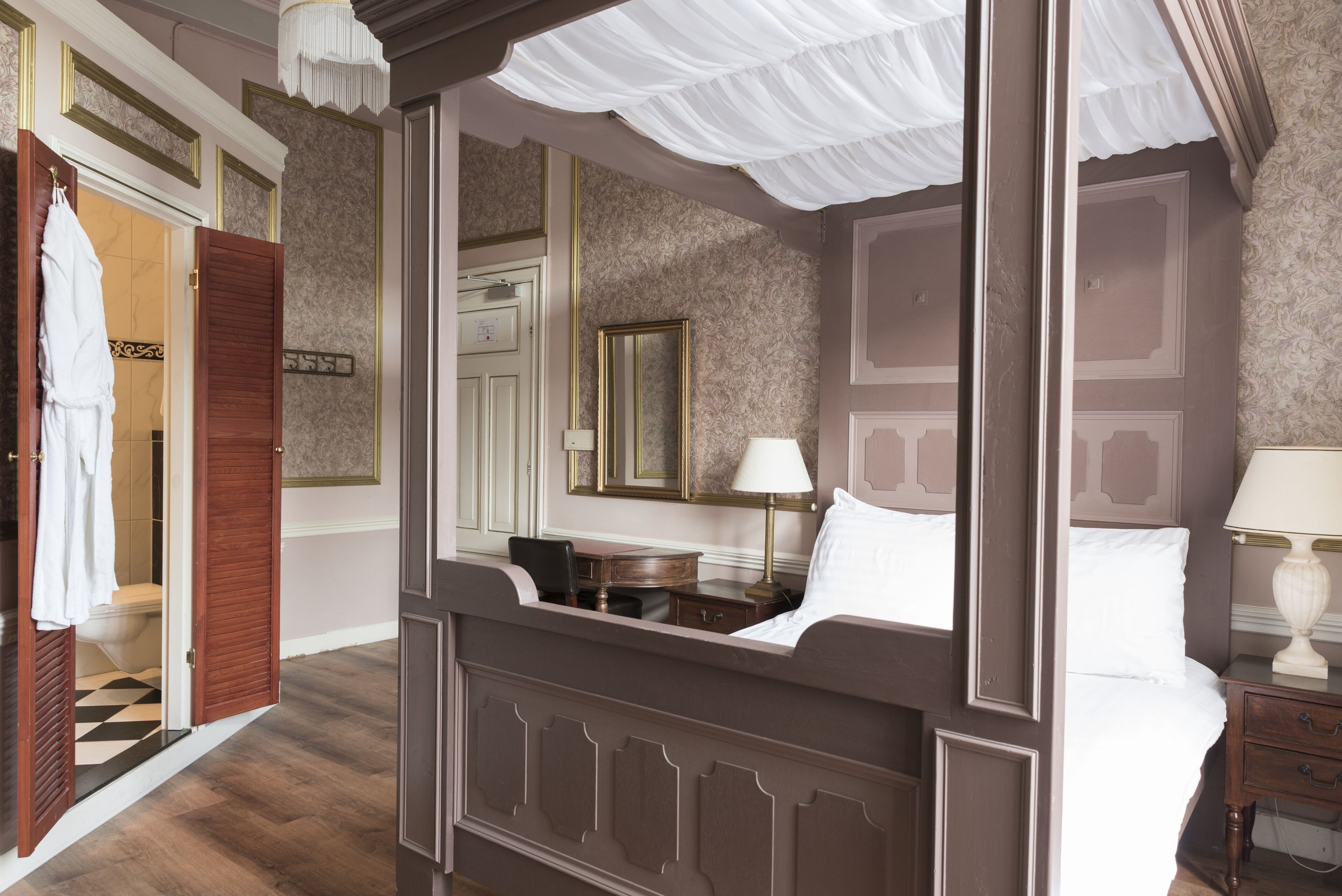 Caja de seguridad en la habitación, muebles diferentes y escritorio 